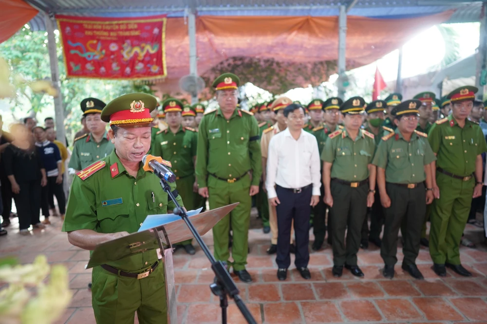 Thượng tá Võ Văn Tạo - Phó trưởng công an huyện Đức Hòa - đại diện ban tổ chức lễ tang đọc điếu văn. Thượng tá Võ Văn Tạo - Phó trưởng công an huyện Đức Hòa - đại diện ban tổ chức lễ tang đọc điếu văn.