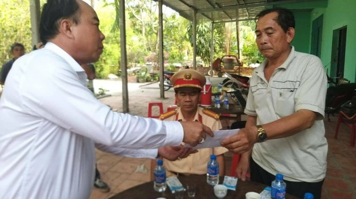 Ban ATGT tỉnh thăm hỏi, hỗ trợ tiền cho các gia đình có nạn nhân tử vong trong vụ xe bán tải tông trúng trên ĐT 824. Ảnh: CTV