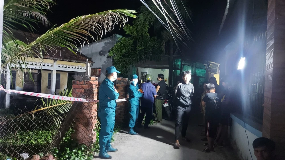 Lực lượng chức năng đang phong tỏa và bảo vệ hiện trường. Ảnh: LÊ DUY