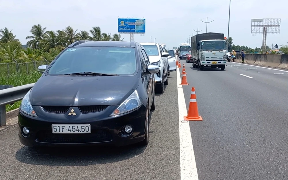 Lực lượng CSGT đưa các phương tiện vào làn đường khẩn cấp để giảm ùn tắc trên cao tốc, Ảnh: KIM HƯỚNG