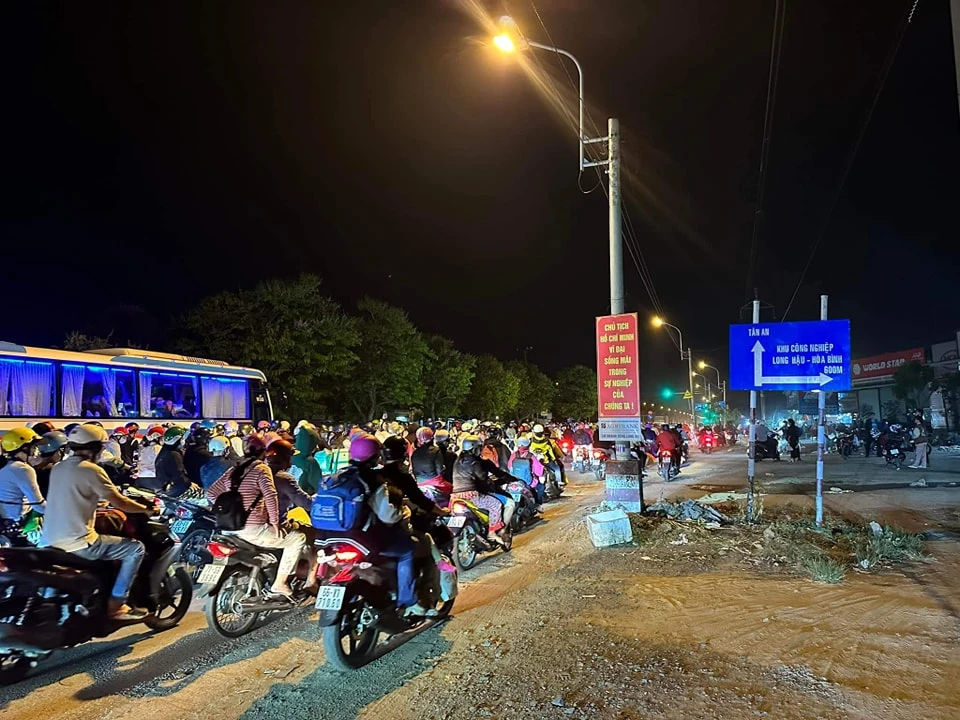 Hơn 10h tối 28-4, dòng người đổ về miền Tây trên quốc lộ 1 đoạn qua Ngã ba Bình Ảnh, huyện Thủ Thừa. Ảnh: CTV Hơn 10h tối 28-4, dòng người đổ về miền Tây trên quốc lộ 1 đoạn qua Ngã ba Bình Ảnh, huyện Thủ Thừa. Ảnh: CTV