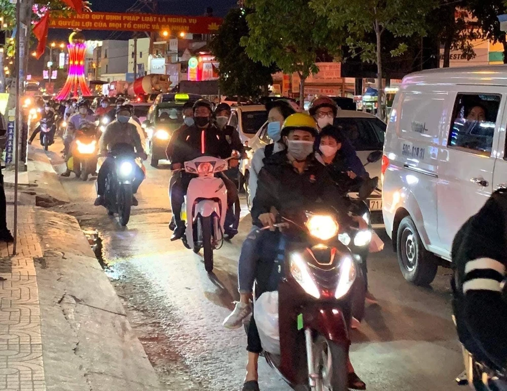 Lưu lượng xe di chuyển về miền Tây qua cửa ngõ tỉnh Long An đông đúc. Ảnh: CTV Lưu lượng xe di chuyển về miền Tây qua cửa ngõ tỉnh Long An đông đúc. Ảnh: CTV