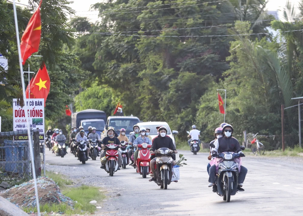 Dòng người từ miền Tây theo quốc lộ 62 ra quốc lộ 1 lên TP.HCM. Ảnh: HUỲNH DU