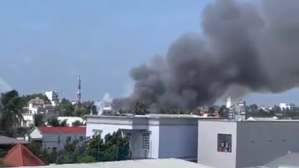 Khói bốc lên cao cả 1 vùng trời gần khu vực xảy ra đám cháy. Ảnh: KIM HƯỚNG