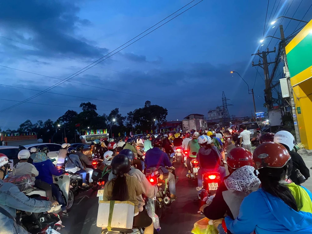 Khoảng 18h30 lưu lượng các phương tiện di chuyển từ các tỉnh miền Tây đi trên quốc lộ 1, đoạn qua địa phận thị trấn Bến Lức ngày càng đông. Ảnh: CTV
