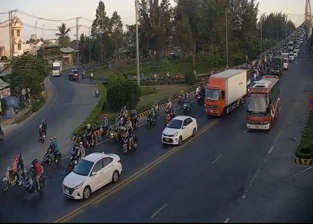 CSGT tham gia điều tiết giao thông tại cầu Rạch Miễu chiều 2-5 cho hướng một chiều từ Bến Tre qua Tiền Giang. Ảnh: CTV