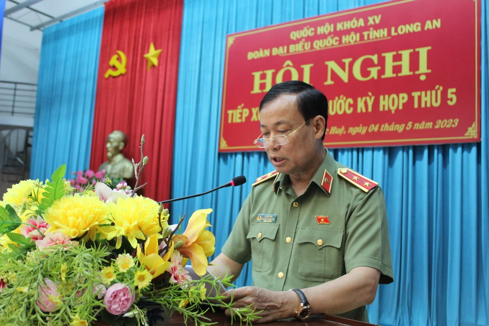 Trung tướng Lê Văn Tới thay mặt Đoàn BĐQH giải trình một số ý kiến thuộc thẩm quyền. Ảnh: KIM TIẾN