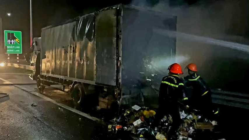 Xe thư báo bốc cháy trên cao tốc Trung Lương - Mỹ Thuận