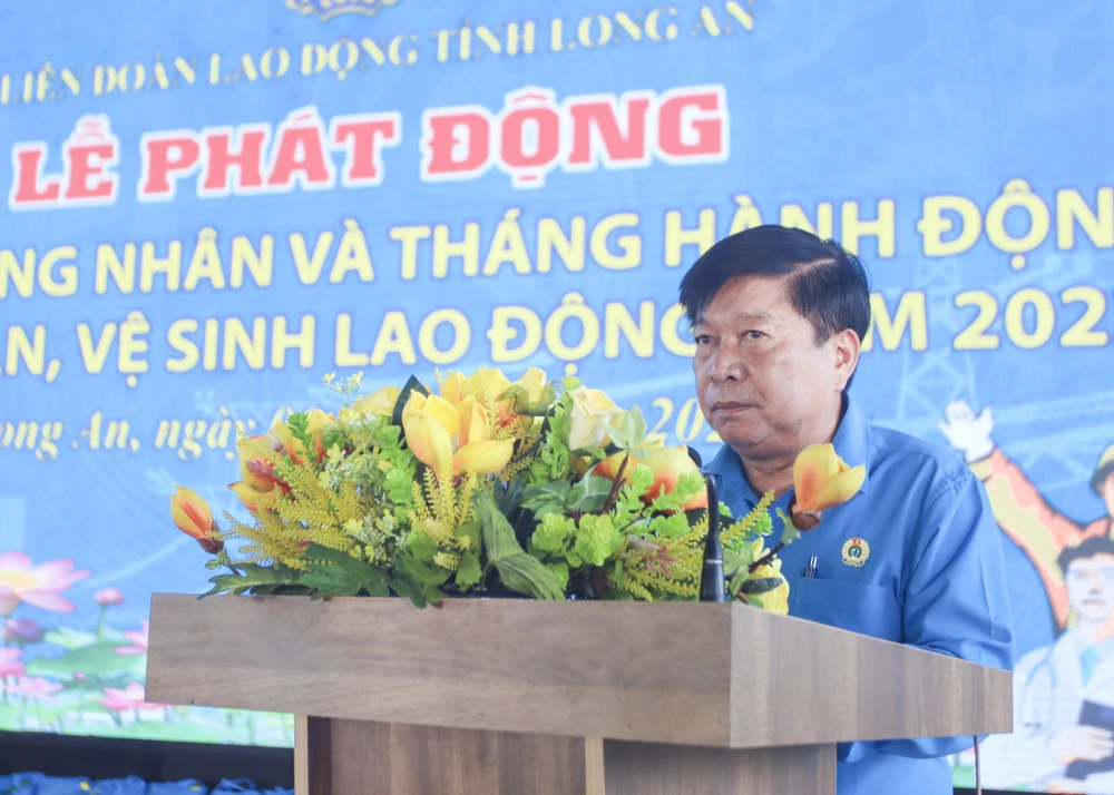 Ông Nguyễn Văn Quí, Chủ tịch LĐLĐ tỉnh Long An, phát động tháng công nhân. Ảnh: HD