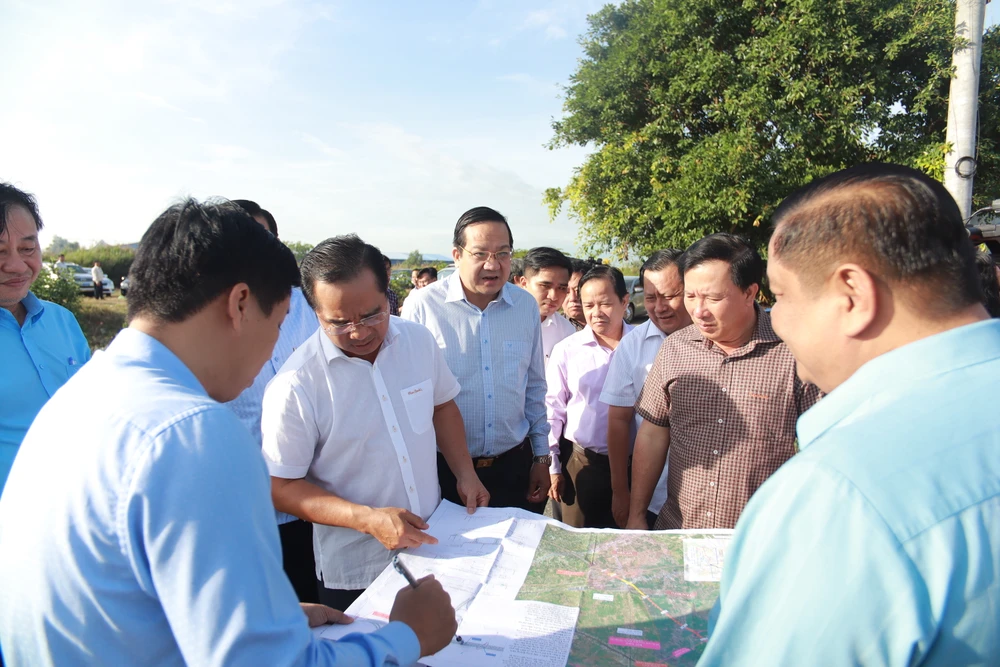 Lãnh đạo tỉnh Long An khảo sát dự án đường vành đai 4 đoạn qua địa phận Long An. Ảnh:HD Lãnh đạo tỉnh Long An khảo sát dự án đường vành đai 4 đoạn qua địa phận Long An. Ảnh:HD