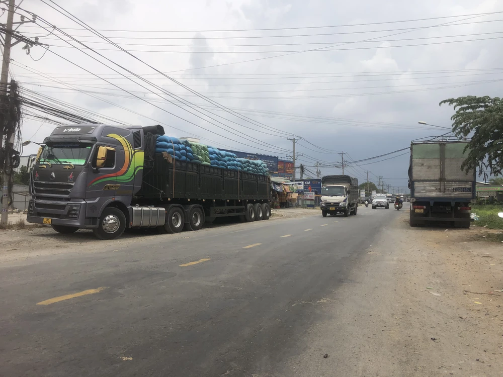 Quốc lộ 62 hẹp, hai bên lề lộ xuống cấp thường xuyên xảy ra tai nạn giao thông. Ảnh:DK