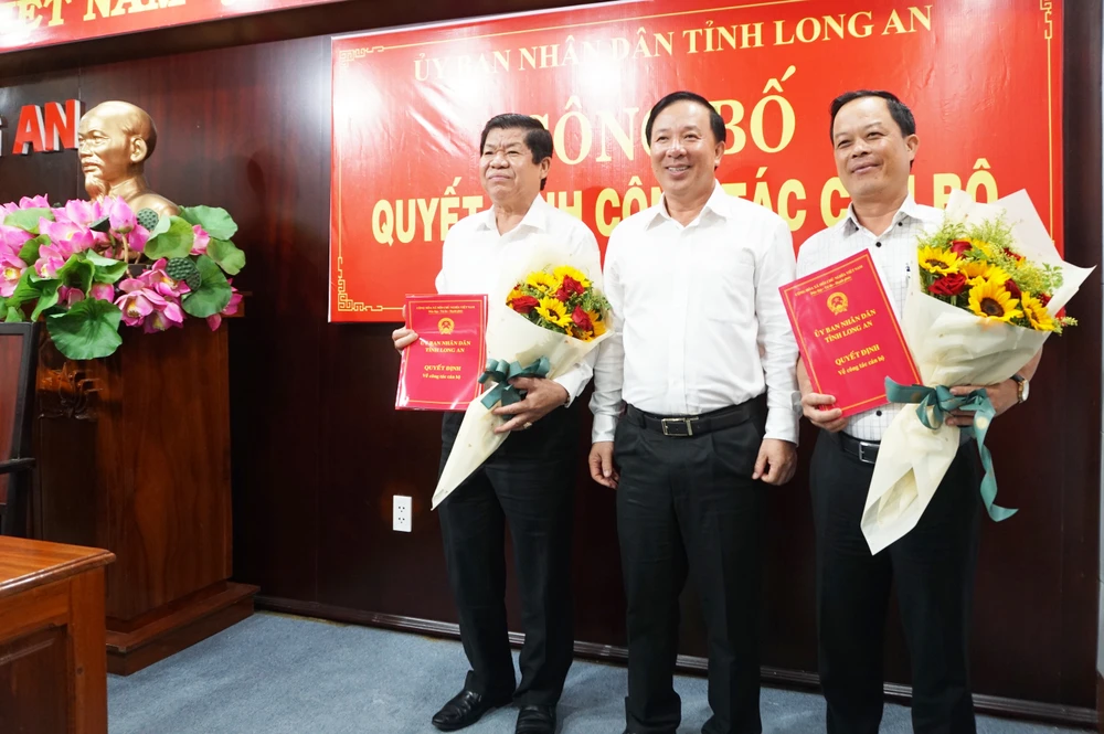 Chủ tịch UBND tỉnh Nguyễn Văn Út trao quyết định cho ông Trần Văn Tươi (bìa trái) và ông Lê Thành Út. Ảnh: CTV