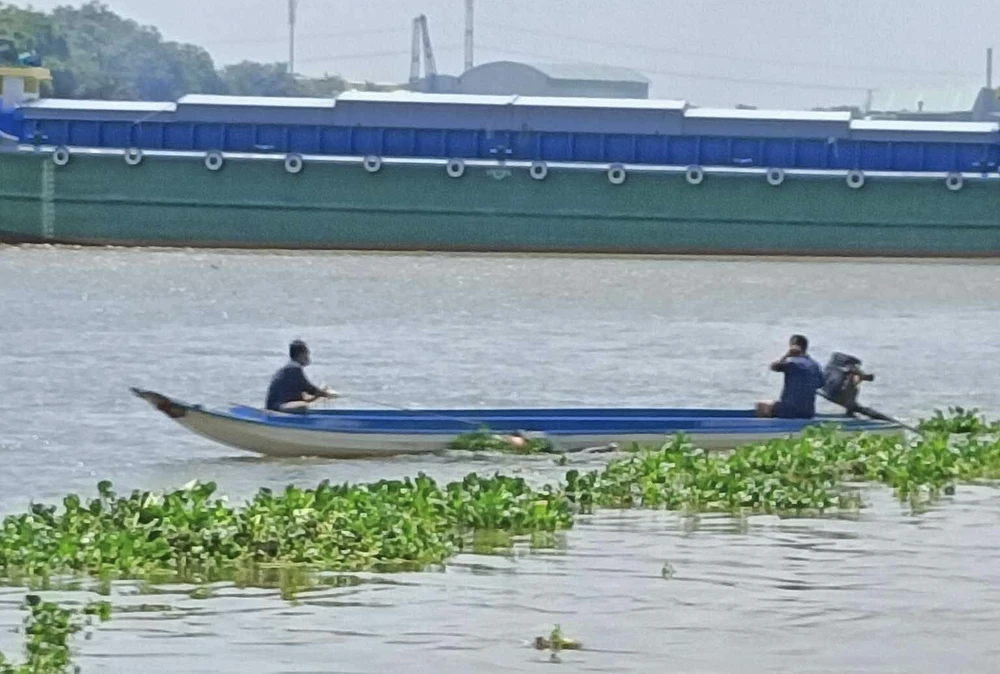 Thi thể người đàn ông được tìm thấy dưới sông Vàm Cỏ Đông. Ảnh: CTV