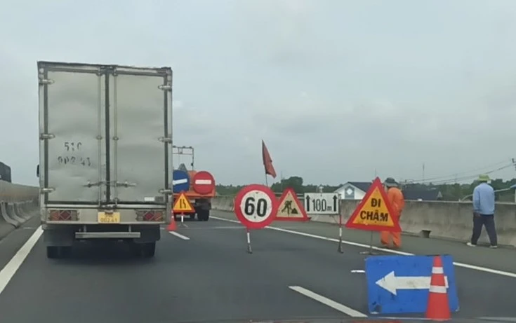 Đoạn đường đang thi công, các xe chỉ di chuyển vào làn số 1
