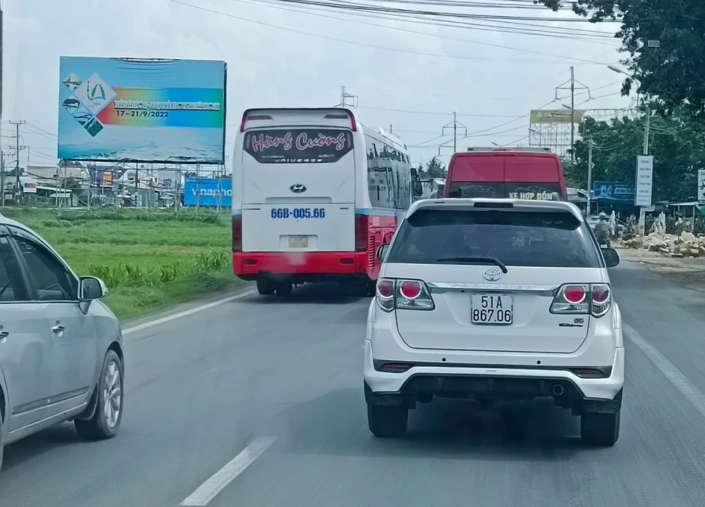 Các phương tiện di chuyển xuống quốc lộ 1, khiến cho tuyến đường này ùn ứ theo