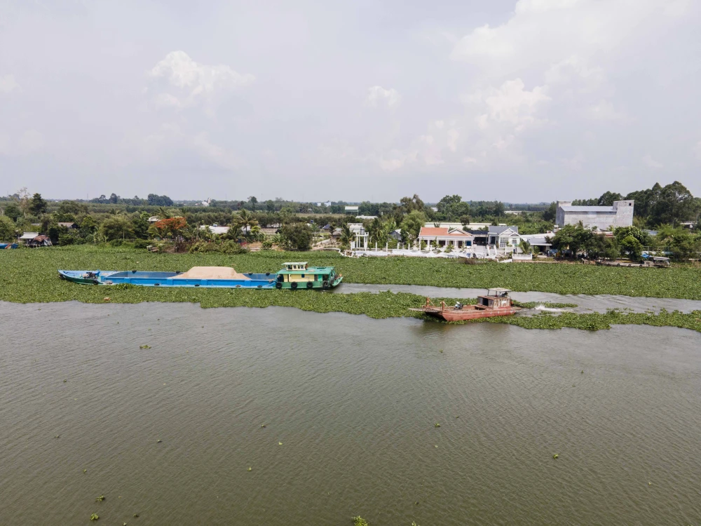 Khu vực sạt lở có rất nhiều ghe, tàu qua lại. Ảnh: HUỲNH DU