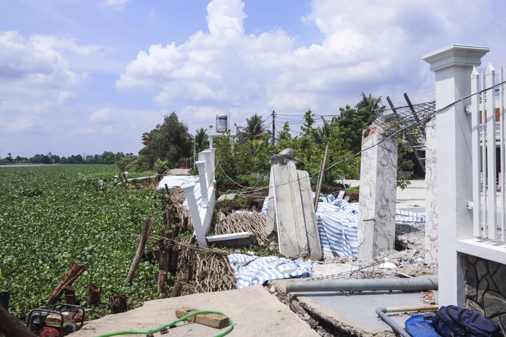 Khu vực sạt lở tuyến đường giao thông trên 50m. Ảnh: HD