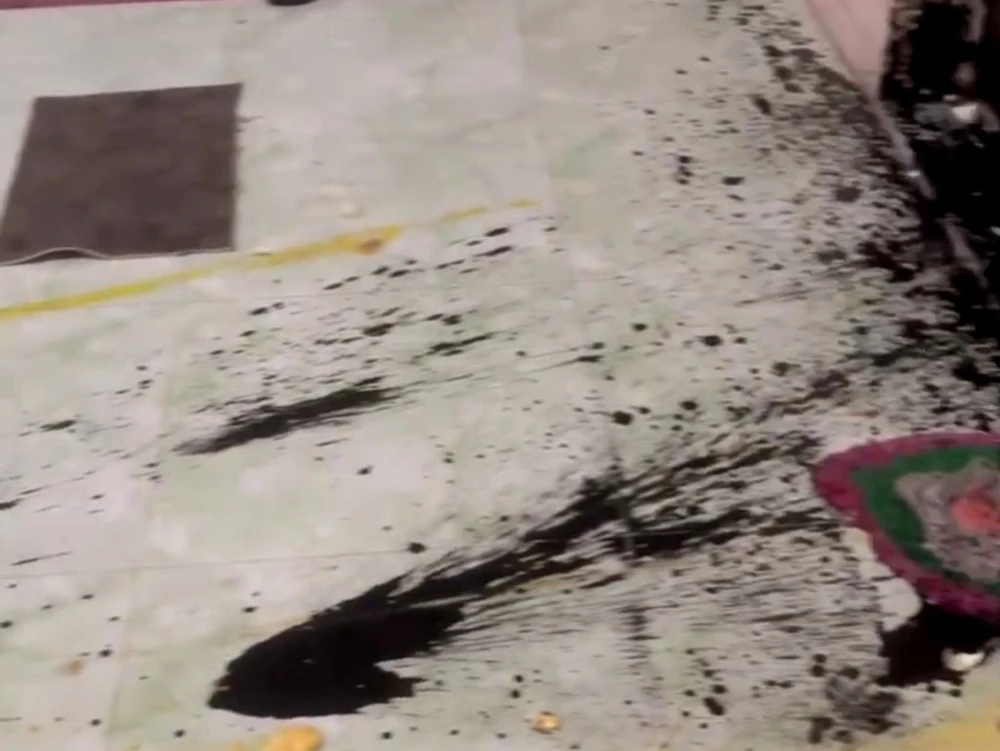 Cửa nhà chị T bị ném nhớt, trứng thối.. đầy vết bẩn. Ảnh: CTV Cửa nhà chị T bị ném nhớt, trứng thối.. đầy vết bẩn. Ảnh: CTV