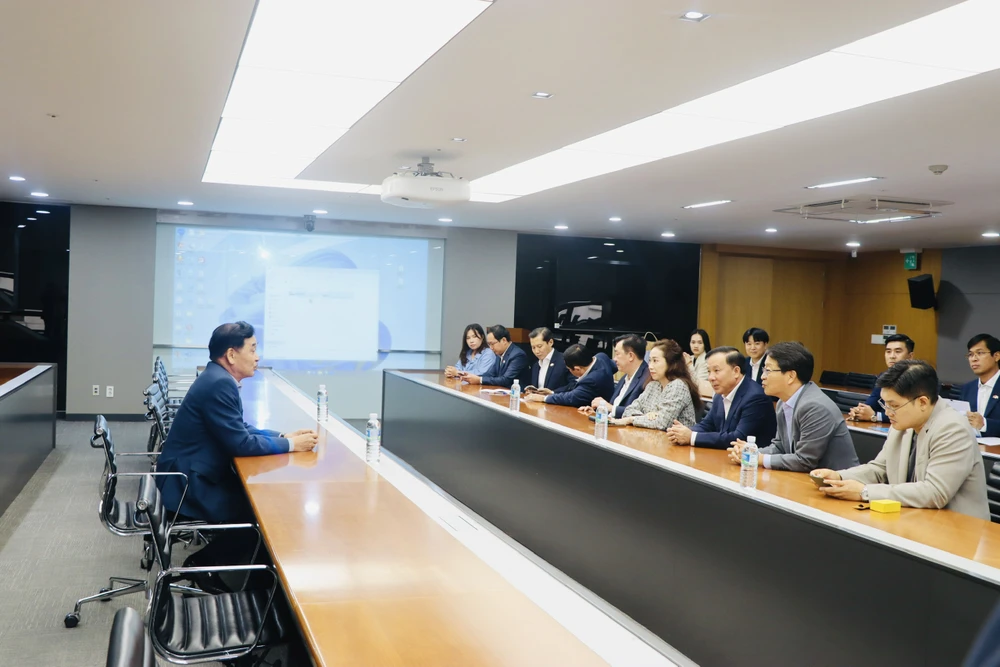 Đoàn công tác tỉnh Long An làm việc với Chủ tịch Tập đoàn tài chính JB. Ảnh: Trường Giang