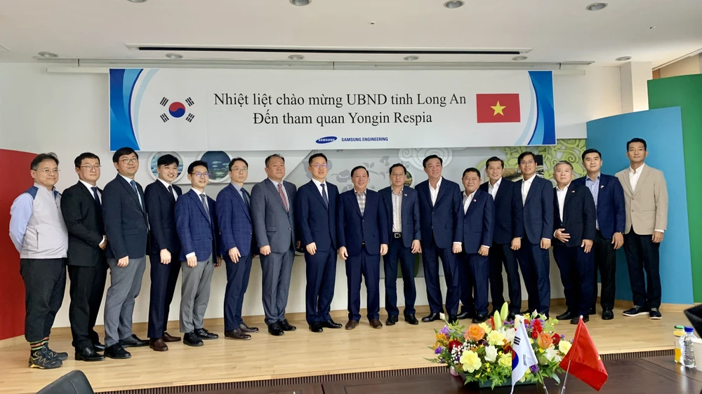 Đoàn công tác tỉnh Long An tham quan và làm việc tại nhà máy xử lý nước thải Yongin Respia của Công ty Samsung Engineering. Ảnh: Trường Giang