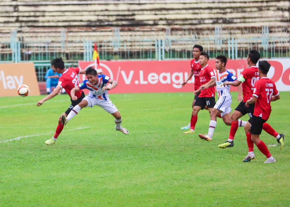 Các cầu thủ Long An đã chiến thắng đầu tiên trên sân nhà ở mùa giải năm nay. Ảnh : HUỲNH DU