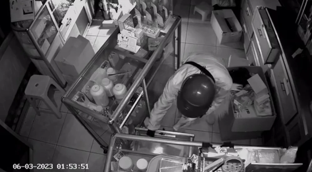 Hình ảnh camera ghi lại kẻ trộm đột nhập vào tiệm thuốc tây. Ảnh: NNCC