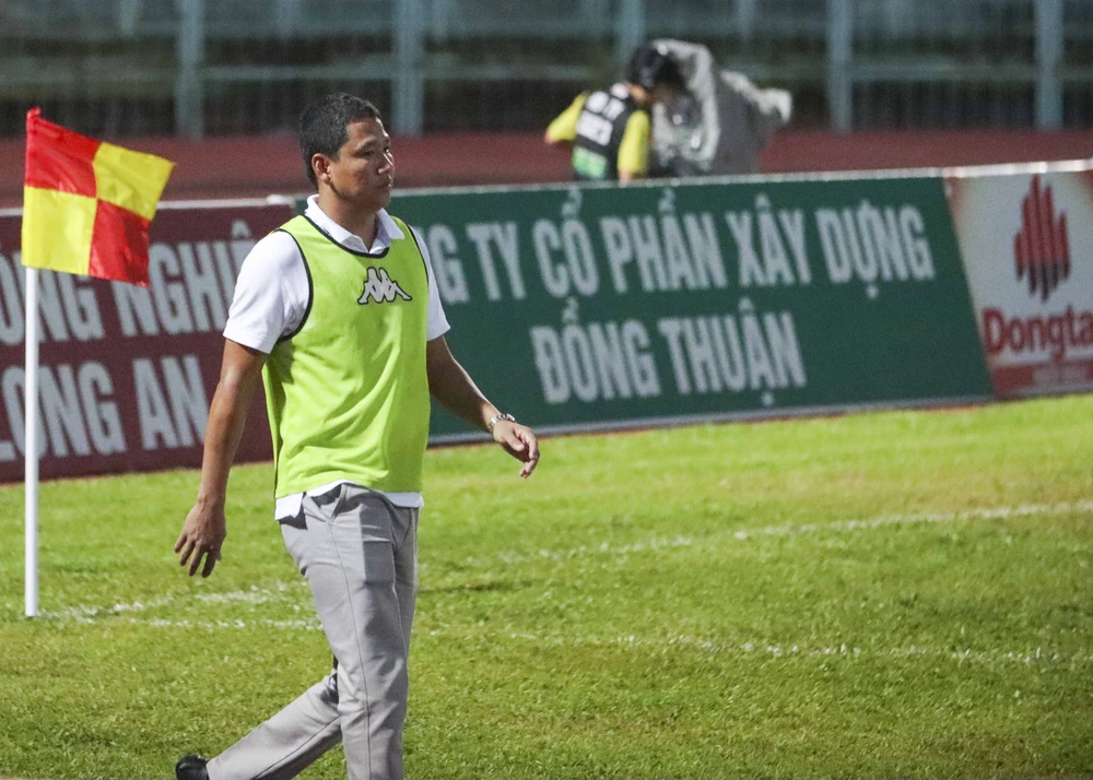 HLV Anh Đức đã có những chỉ đạo kịp thời khi kết thúc hiệp 1. Ảnh: HD