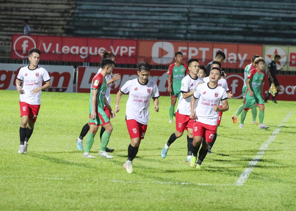 Các cầu thủ Long An ăn mừng bàn thắng nâng tỷ số lên 2-1. Ảnh: HD