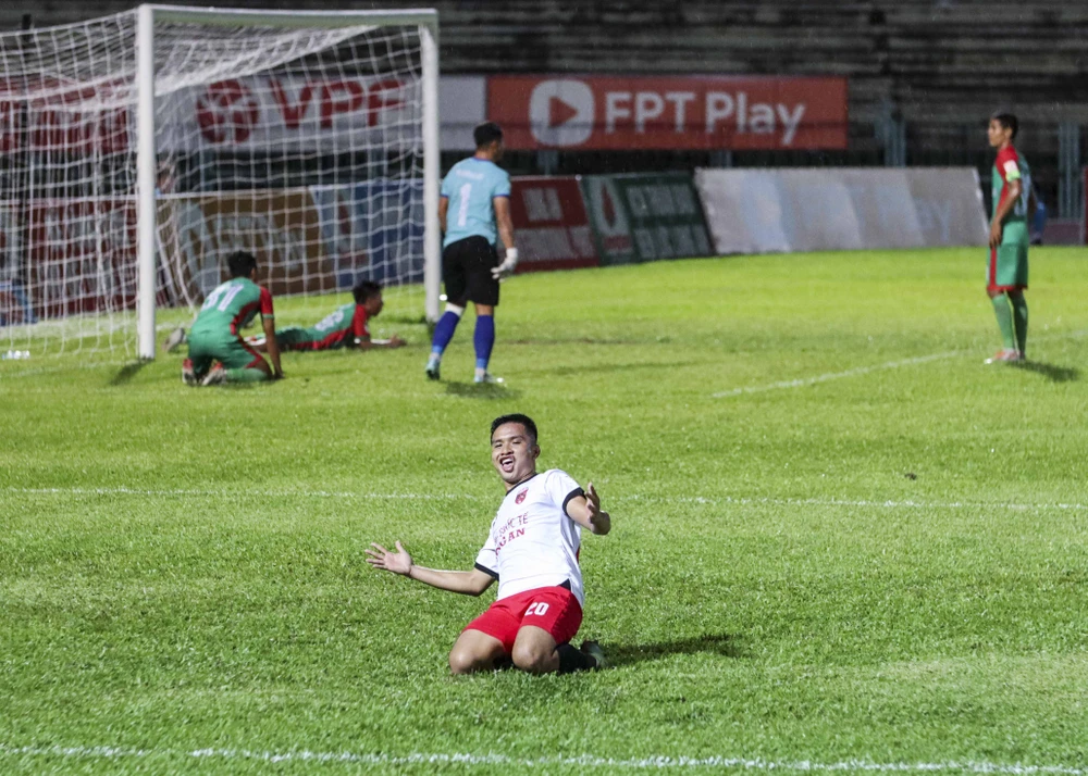 Cầu thủ Dương Anh Tú ăn mừng bàn thắng nâng tỷ số 3-1 cho Long An. Ảnh: HD