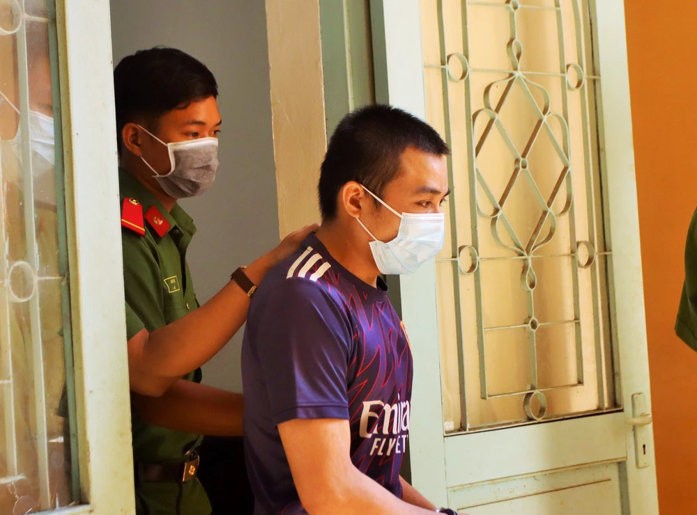 Bị cáo Nguyễn Thanh Ninh bị áp giải rời khỏi phiên tòa. Ảnh: HUỲNH DU