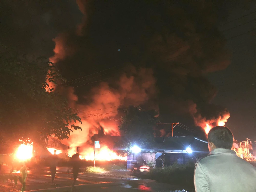 Cháy lớn ở hai công ty sản xuất nhựa Long An