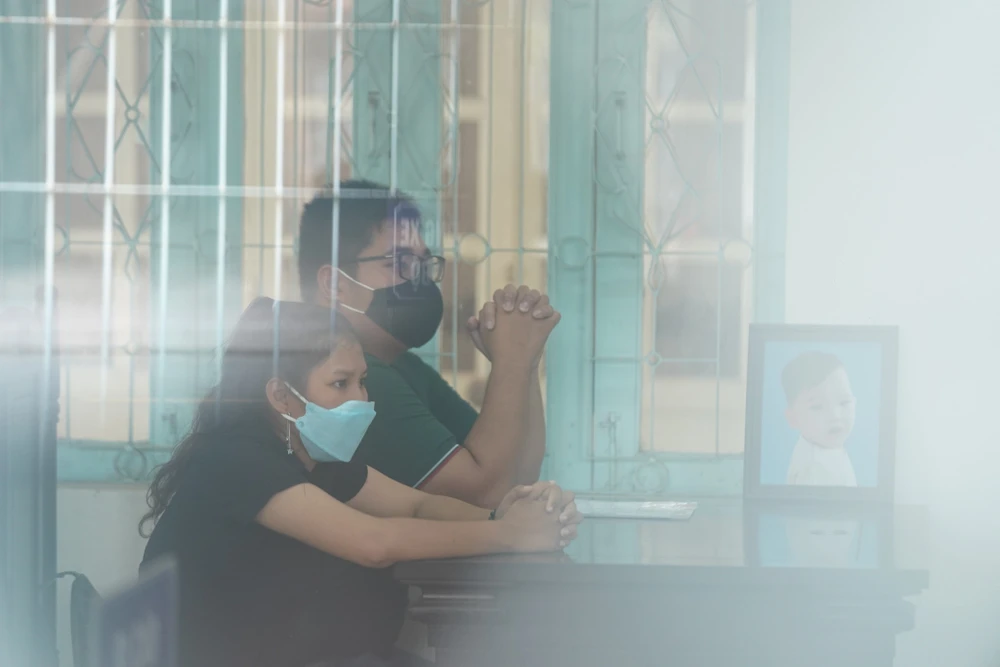 Cha và mẹ bé T.P tại phiên tòa sơ thẩm. Ảnh: HUỲNH DU