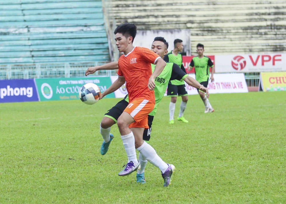 Hai đội Bến Lức và Châu Thành đã có trận hòa 1-1 ngay trận khai mạc. Ảnh: HUỲNH DU