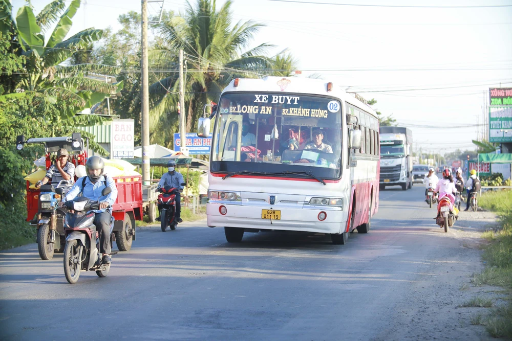 Quốc lộ 62 nhỏ hẹp, xuống cấp thường xảy ra tình trạng kẹt xe, nhất là vào dịp lễ, tết. Ảnh: HD