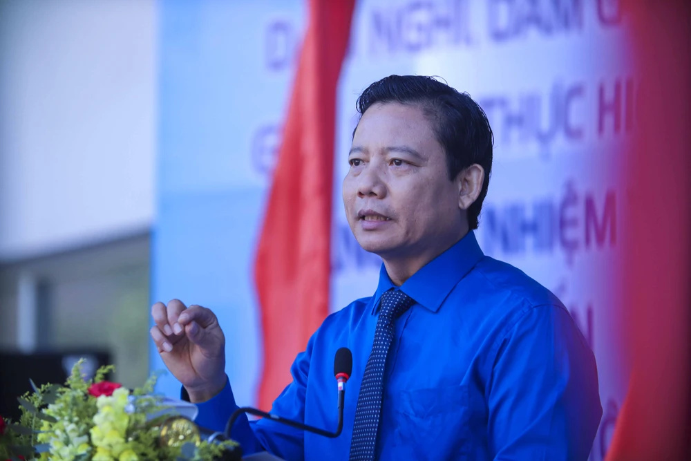 Phó Chủ tịch UBND tỉnh Phạm Tấn Hoà phát biểu tại lễ ra quân. Ảnh: HUỲNH DU