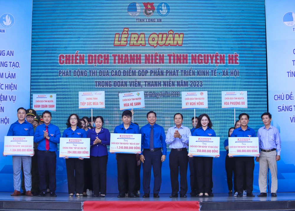 Gần 3, 3 tỉ đồng được các nhà tài trợ, mạnh thường quân chung tay thực hiện an sinh xã hội trong chiến dịch thanh niên tình nguyện hè. Ảnh: HUỲNH DU