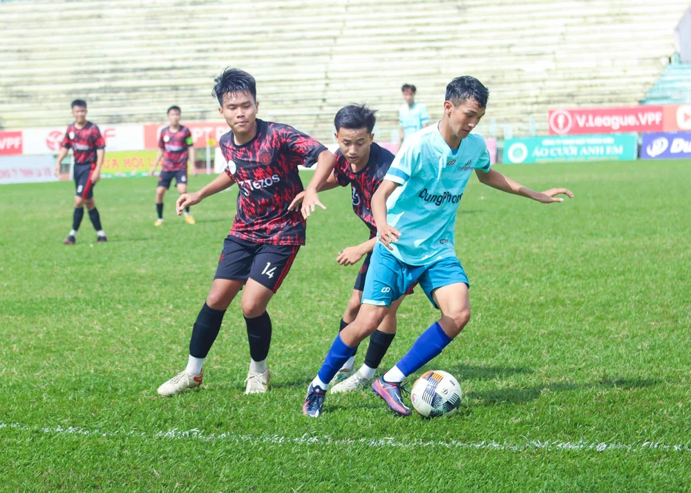 TP. Tân An ( áo xanh) đã thắng Thủ Thừa trong trận tranh hạng ba. Ảnh: HUỲNH DU