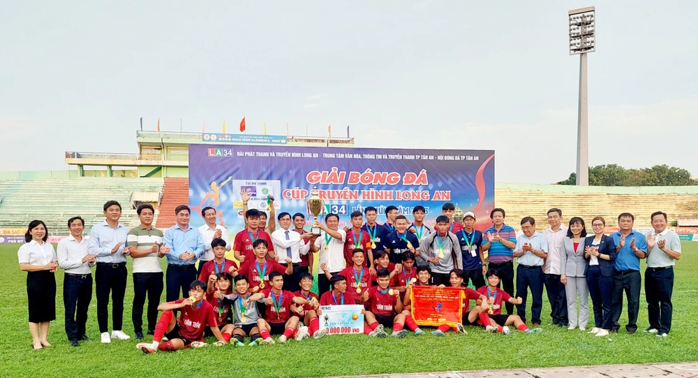 BTC trao cúp, cờ vô địch cho đội Kiến Tường. Ảnh: HUỲNH DU