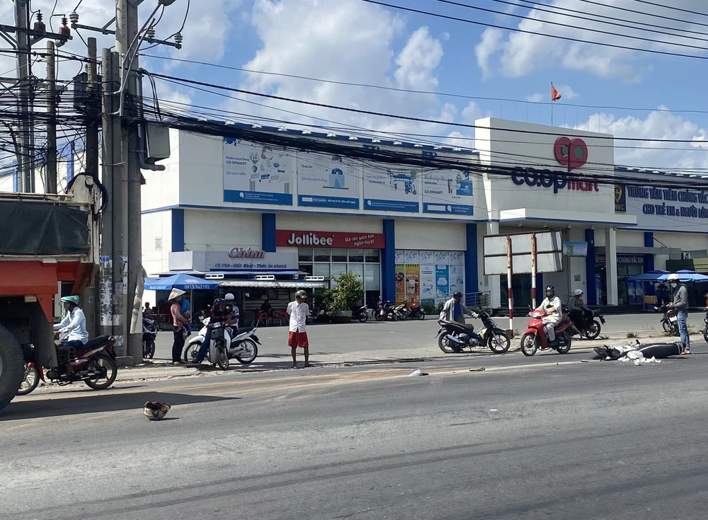 người đàn ông va chạm với xe ben