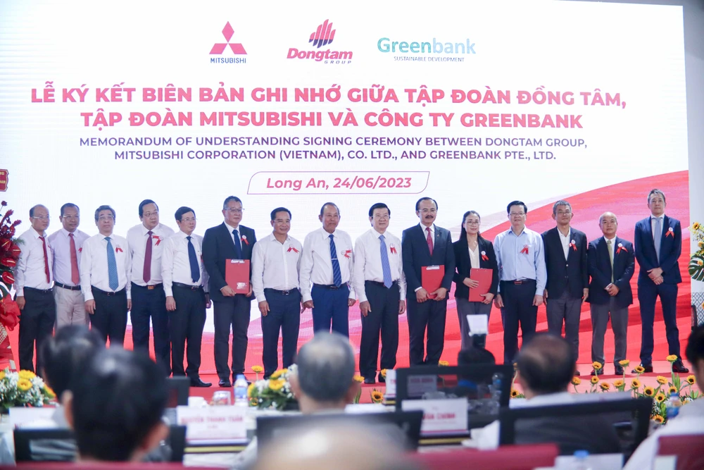 Các đại biểu tại lễ ký kết hợp tác giữa Tập đoàn Đồng Tâm với Tập đoàn Mitsubishi và Công ty Greenbank về Nghiên cứu - Tư vấn Chiến lược - Phát triển Dịch vụ. Ảnh: HUỲNH DU