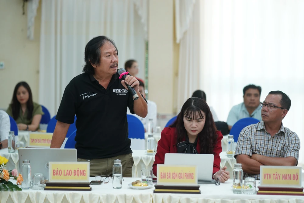 Phóng viên trao đổi thông tin với lãnh đạo sở, ngành của tỉnh Long An. Ảnh: HUỲNH DU