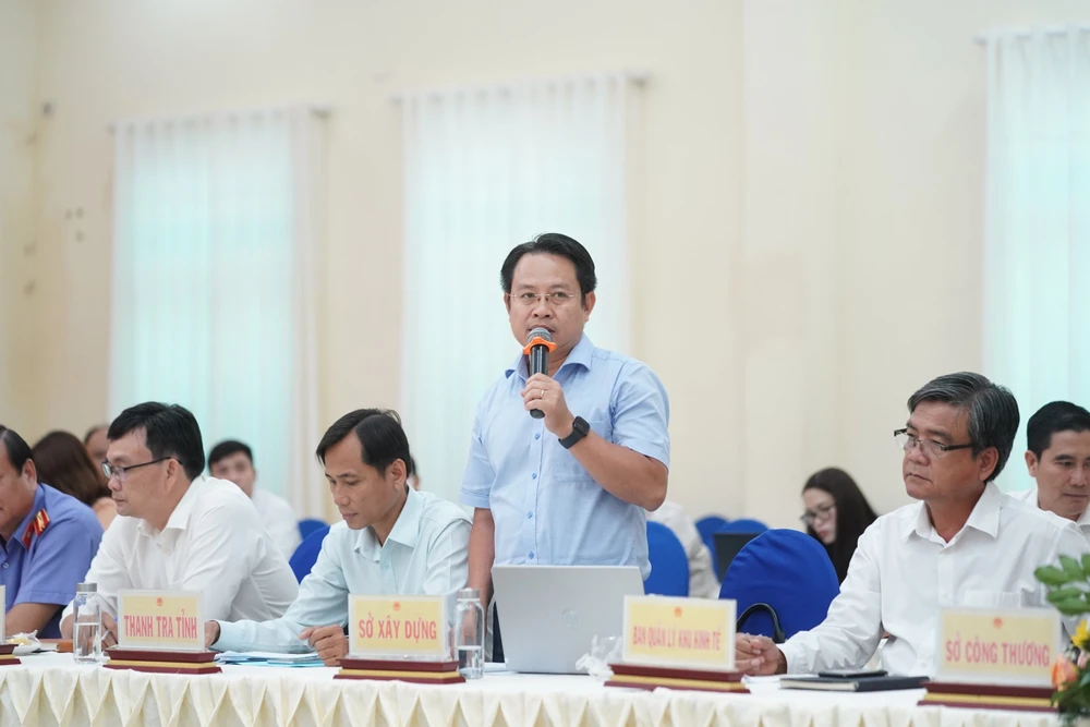 Lãnh đạo Sở Xây dựng giải đáp các vấn đề có liên quan. Ảnh: HUỲNH DU