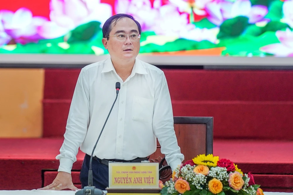 Chánh văn phòng UBND tỉnh Long An, ông Nguyễn Anh Việt ghi nhận những đóng góp của nhà báo, phóng viên. Ảnh: HUỲNH DU