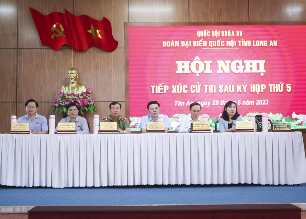 Các vị ĐBQH tham gia tiếp xúc cử tri tại TP. Tân An. Ảnh: HUỲNH DU