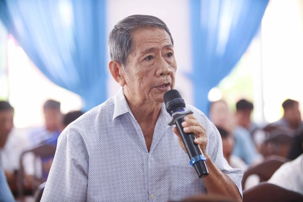 Cử tri Võ Ngọc Xuân ý kiến các dự thảo luật cần sửa đổi bổ sung và áp dụng lâu dài. Ảnh: HD