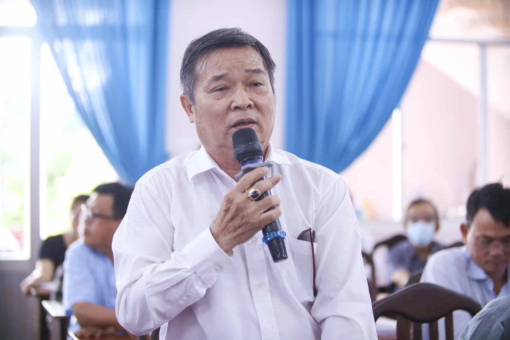 Cử tri Trần Văn Sang ý kiến về vấn đề tham nhũng thời gian qua. Ảnh: HUỲNH DU