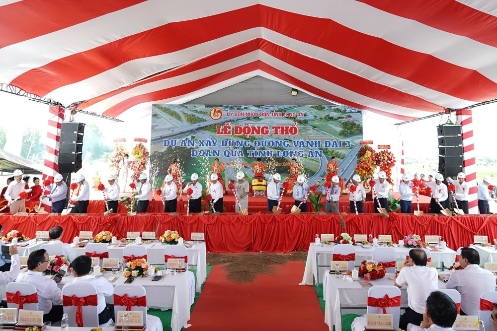 Các đại biểu tham gia nghi thức động thổ dự án vành đai 3 TP.HCM. Ảnh: HUỲNH DU