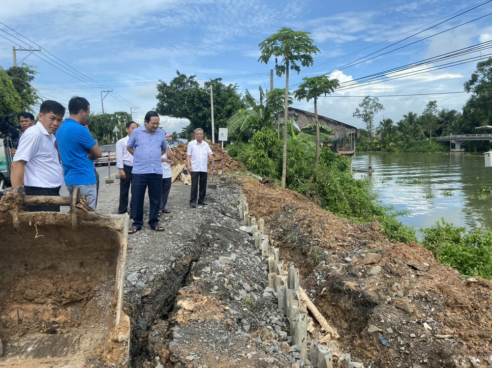 Ông Nguyễn Minh Lâm, Phó Chủ tịch UBND tỉnh Long An ( người đeo mắt kính, áo xanh) kiểm tra tình hình sạt lở tại cầu Bún Bà Của vào ngày 2-7. Ảnh: HD