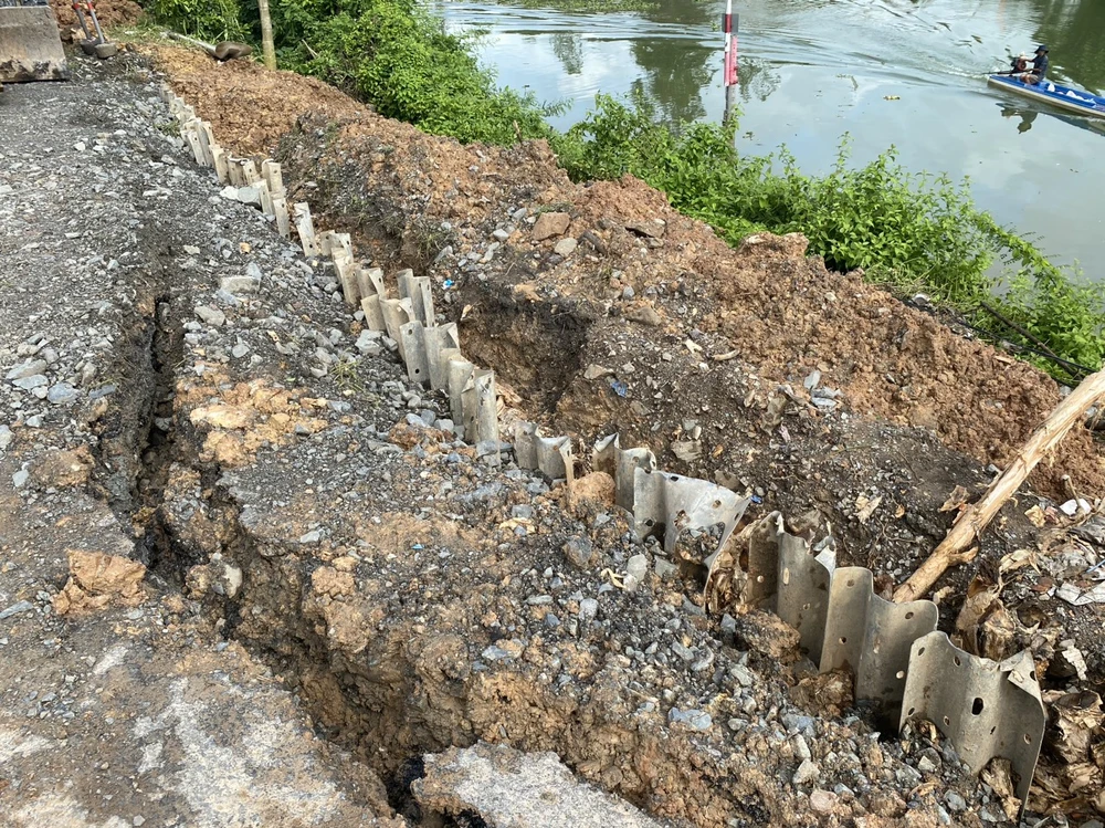 Vết nứt tại Km 65+400,Quốc lộ 62 - Quốc lộ N2 xã Thủy Tây, huyện Thạnh Hóa. Ảnh: HD