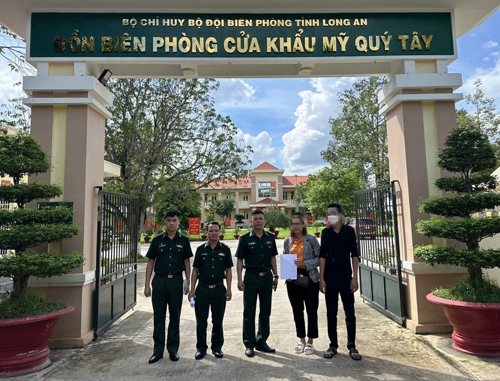 Gia đình nạn nhân đến cảm ơn đã giải cứu và đón N trở về nhà.Ảnh: CTV